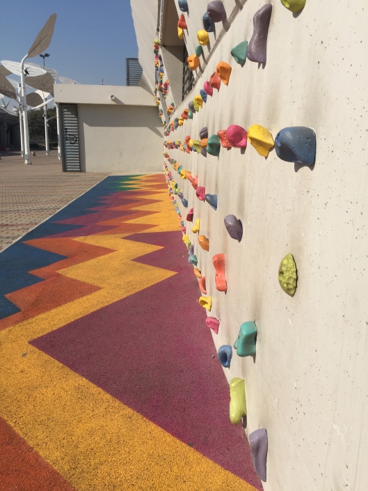 Una pared de risas de colores.